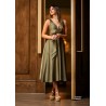 Robe de cocktail mariage mi-longue en satin kaki, col V profond, ceinture nœud latéral et jupe évasée