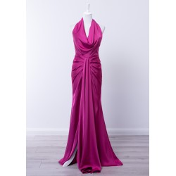 Robe de cocktail mariage longue en satin fuchsia, col bénitier drapé, nœud central à la taille et fourreau avec traîne