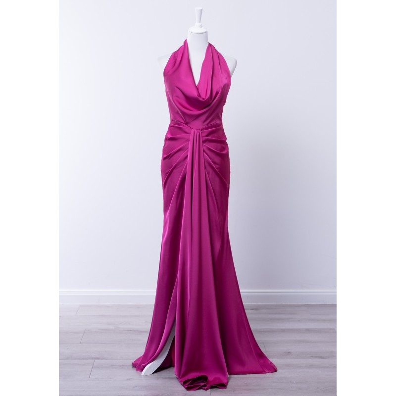Robe de cocktail mariage longue en satin fuchsia, col bénitier drapé, nœud central à la taille et fourreau avec traîne