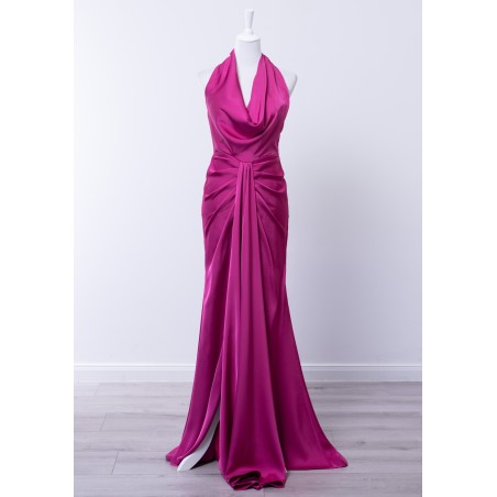Robe de cocktail mariage longue en satin fuchsia, col bénitier drapé, nœud central à la taille et fourreau avec traîne