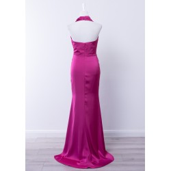 Robe de cocktail mariage longue en satin fuchsia, col bénitier, nœud central et fourreau avec traîne - vue de dos