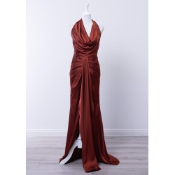 Robe de cocktail mariage longue en satin brun Tandoori, col bénitier drapé, nœud central à la taille et fourreau avec traîne