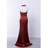 Robe de cocktail mariage longue en satin brun tandoori, col bénitier, nœud central et fourreau avec traîne - vue de dos