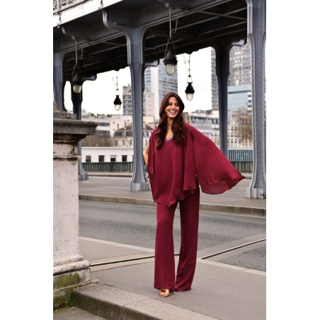 Ensemble pantalon mariage en mousseline bordeaux, top cape manches kimono volantes et pantalon large