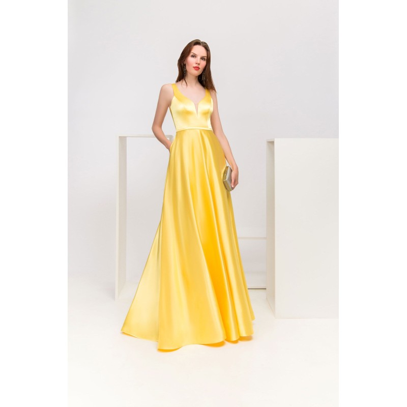 Robe de cocktail mariage longue en satin jaune soleil, col V illusion, bretelles larges et jupe princesse évasée avec poches
