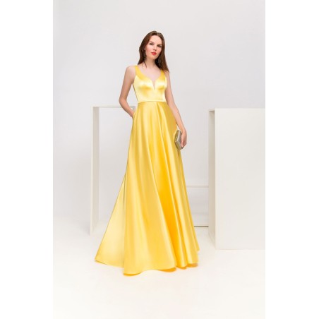 Robe de cocktail mariage longue en satin jaune soleil, col V illusion, bretelles larges et jupe princesse évasée avec poches
