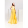 Robe de cocktail mariage longue en satin jaune soleil, col V illusion, bretelles larges et jupe princesse évasée avec poches