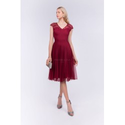 Robe de cocktail mariage mi-longue en tulle plissé bordeaux, col V et cap sleeves brodés strass