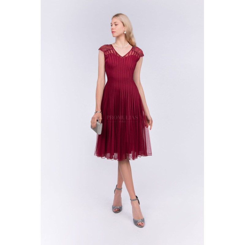 Robe de cocktail mariage mi-longue en tulle plissé bordeaux, col V et cap sleeves brodés strass
