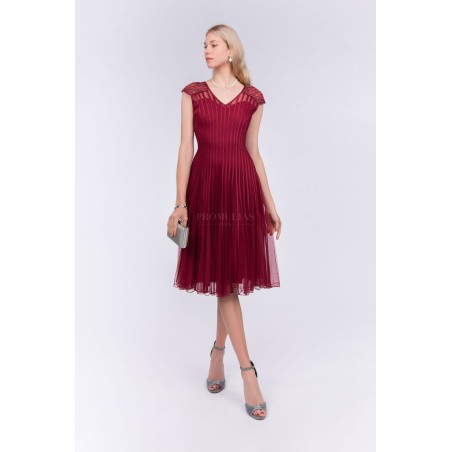 Robe de cocktail mariage mi-longue en tulle plissé bordeaux, col V et cap sleeves brodés strass