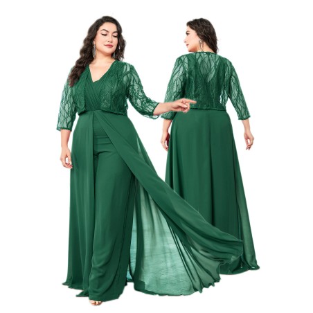 Combinaison pantalon mariage vert émeraude, haut en dentelle manches 3/4, col V croisé et surcape mousseline, grande taille