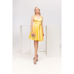 Robe de cocktail mariage courte en satin jaune soleil, col V et bretelles larges, jupe évasée