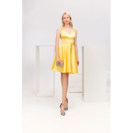 Robe de cocktail mariage courte en satin jaune soleil, col V et bretelles larges, jupe évasée