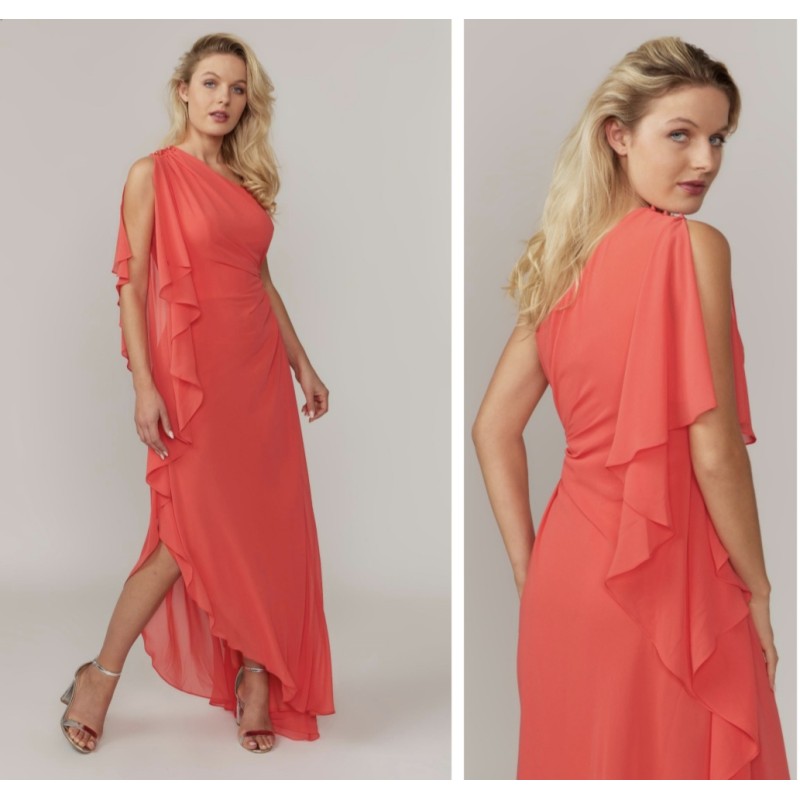 Robe de cocktail mariage longue en mousseline corail, col asymétrique une épaule, volants cascade latéraux, fente et dos nu