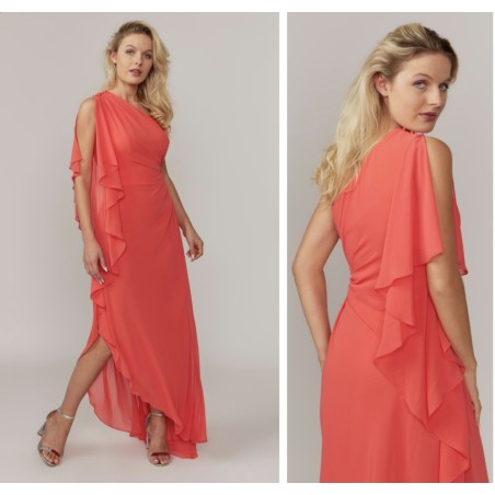 Robe de cocktail mariage longue en mousseline corail, col asymétrique une épaule, volants cascade latéraux, fente et dos nu