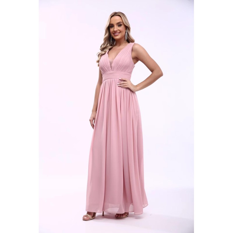 Robe de cocktail mariage longue en mousseline plissée rose poudré, col V profond, bretelles larges et jupe fluide évasée