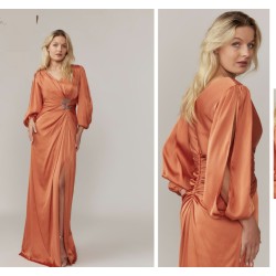 Robe de cocktail mariage longue en satin terracotta, col V croisé, manches ballon, broche strass à la taille.