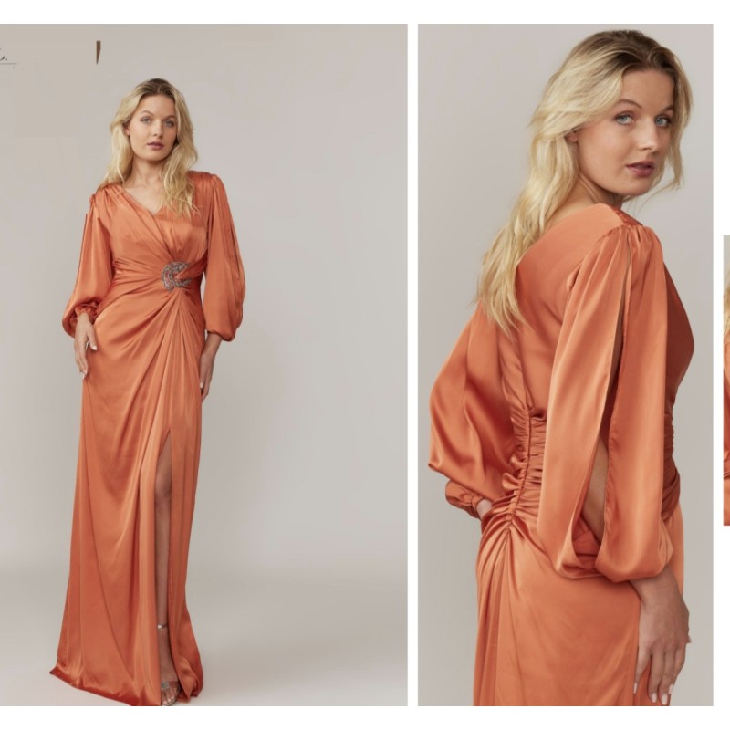 Robe de cocktail mariage longue en satin terracotta, col V croisé, manches ballon, broche strass à la taille.