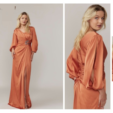 Robe de cocktail mariage longue en satin terracotta, col V croisé, manches ballon, broche strass à la taille.