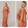 Robe de cocktail mariage longue en satin terracotta, col V croisé, manches ballon, broche strass à la taille.