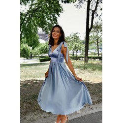Robe de cocktail mariage mi-longue en satin bleu poudré, col V croisé, bretelles nœud sur l'épaule et jupe évasée