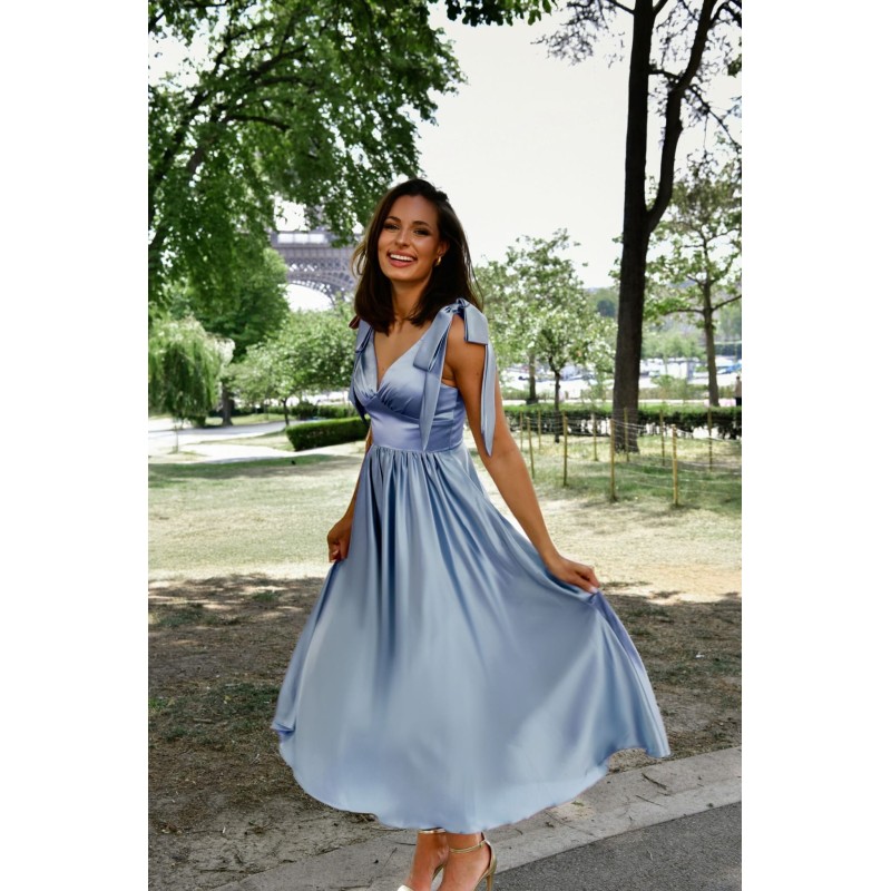 Robe de cocktail mariage mi-longue en satin bleu poudré, col V croisé, bretelles nœud sur l'épaule et jupe évasée