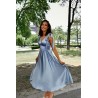 Robe de cocktail mariage mi-longue en satin bleu poudré, col V croisé, bretelles nœud sur l'épaule et jupe évasée