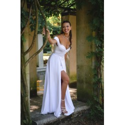 Robe de mariée longue en crêpe blanc ivoire, bustier cœur drapé, épaule dénudée asymétrique et fente haute
