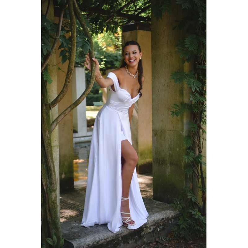 Robe de mariée longue en crêpe blanc ivoire, bustier cœur drapé, épaule dénudée asymétrique et fente haute